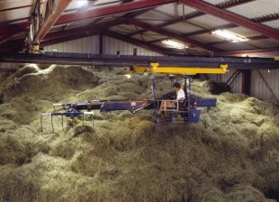 Stockage de fourrage avec griffe