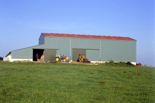 Hangar agricole couvert et bardÃ©